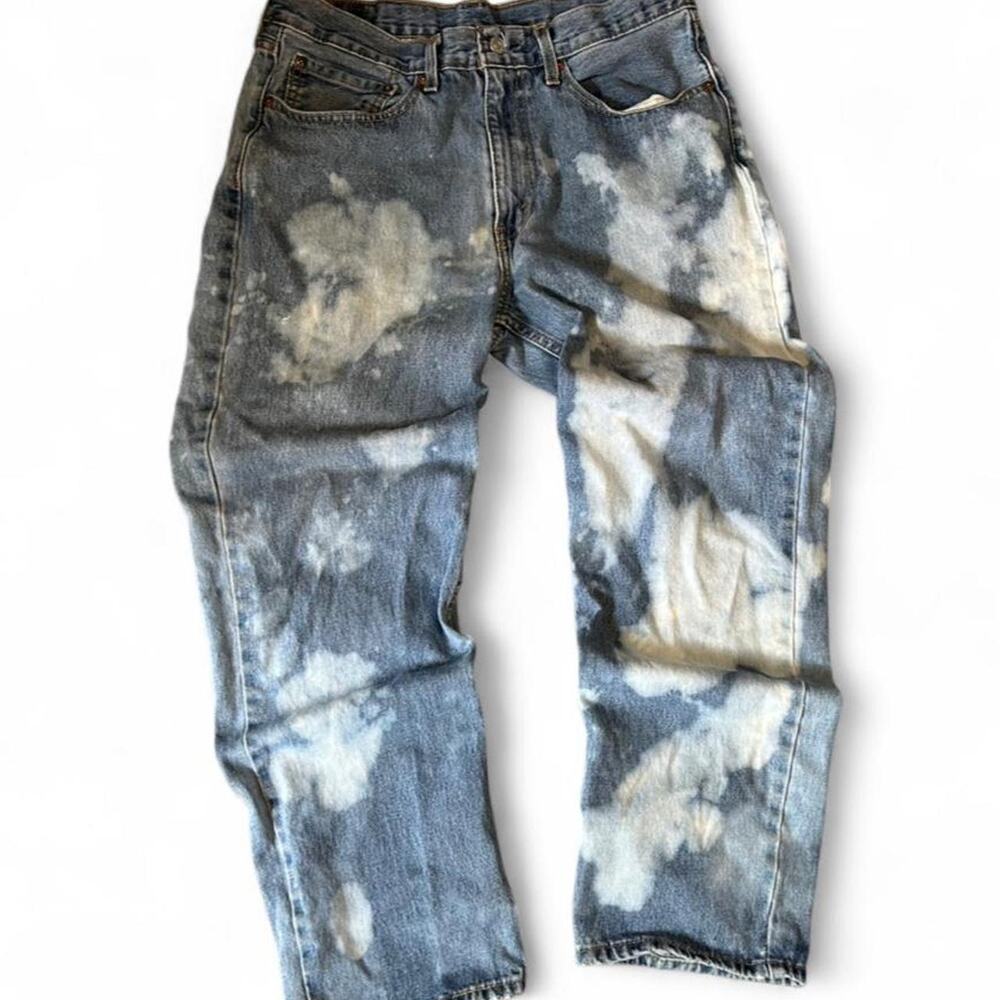 34 x 30 Levi’s light wash bleached denim jeans. Classic straight relaxed fit.